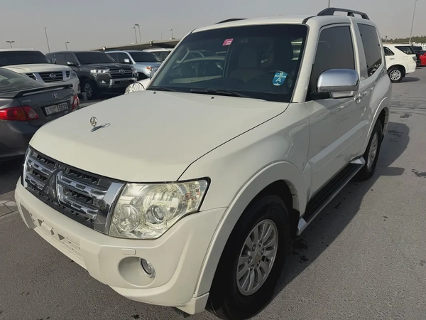 Mitsubshi pajero 2013 white 2 dor GCc calen car