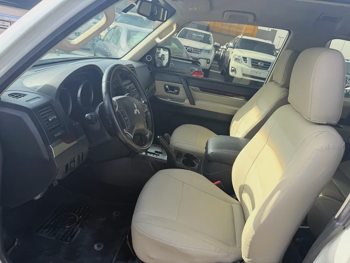 Mitsubshi pajero 2013 white 2 dor  GCc calen car-2-2