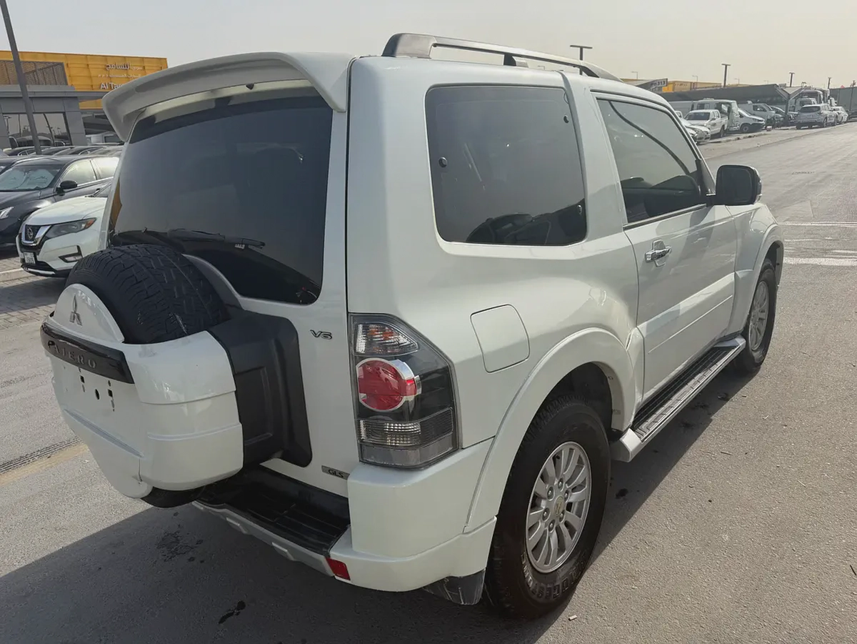 Mitsubshi pajero 2013 white 2 dor  GCc calen car-3-3