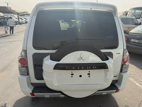 Mitsubshi pajero 2013 white 2 dor GCc calen car