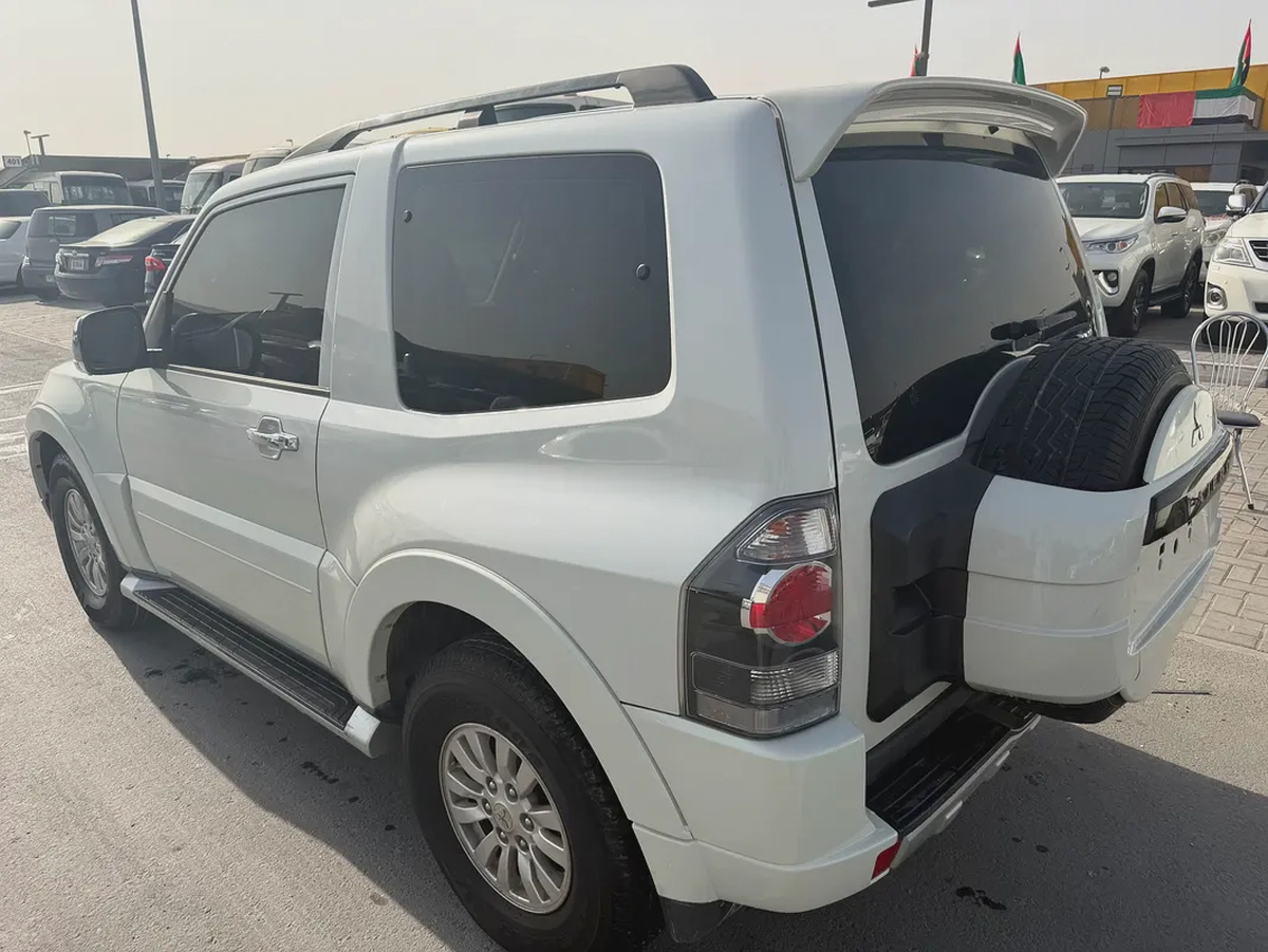 Mitsubshi pajero 2013 white 2 dor  GCc calen car-5-5