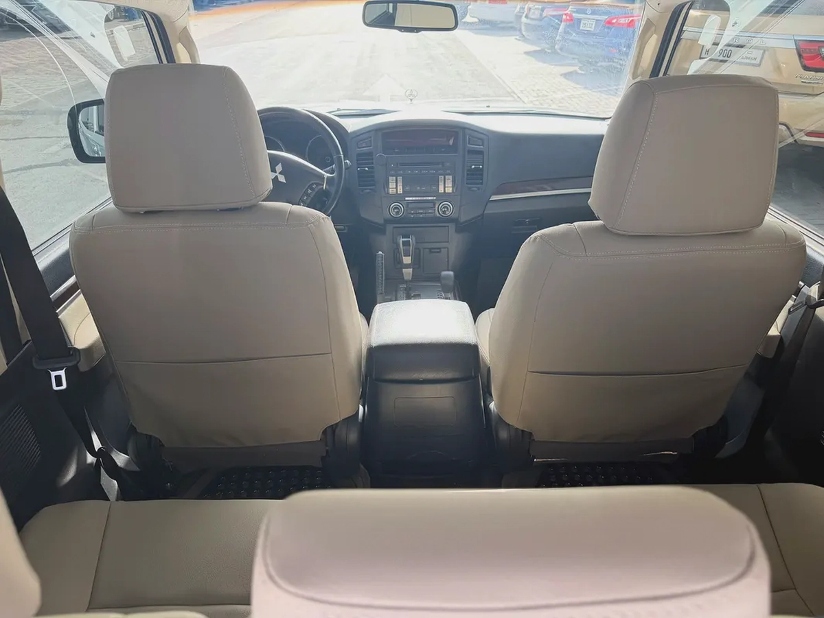 Mitsubshi pajero 2013 white 2 dor  GCc calen car-8-8
