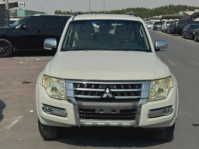 Mitsubshi pajero 2015 white color GCC calen car-0