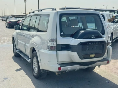 Mitsubshi pajero 2015 white color GCC calen car-2