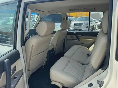 Mitsubshi pajero 2015 white color GCC calen car-5
