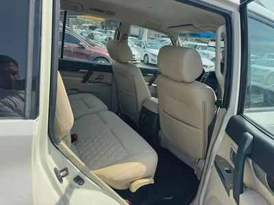Mitsubshi pajero 2015 white color GCC calen car-6