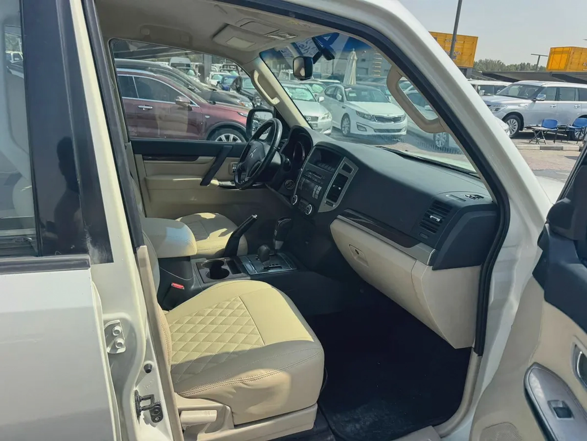 Mitsubshi pajero 2015 white color GCC calen car