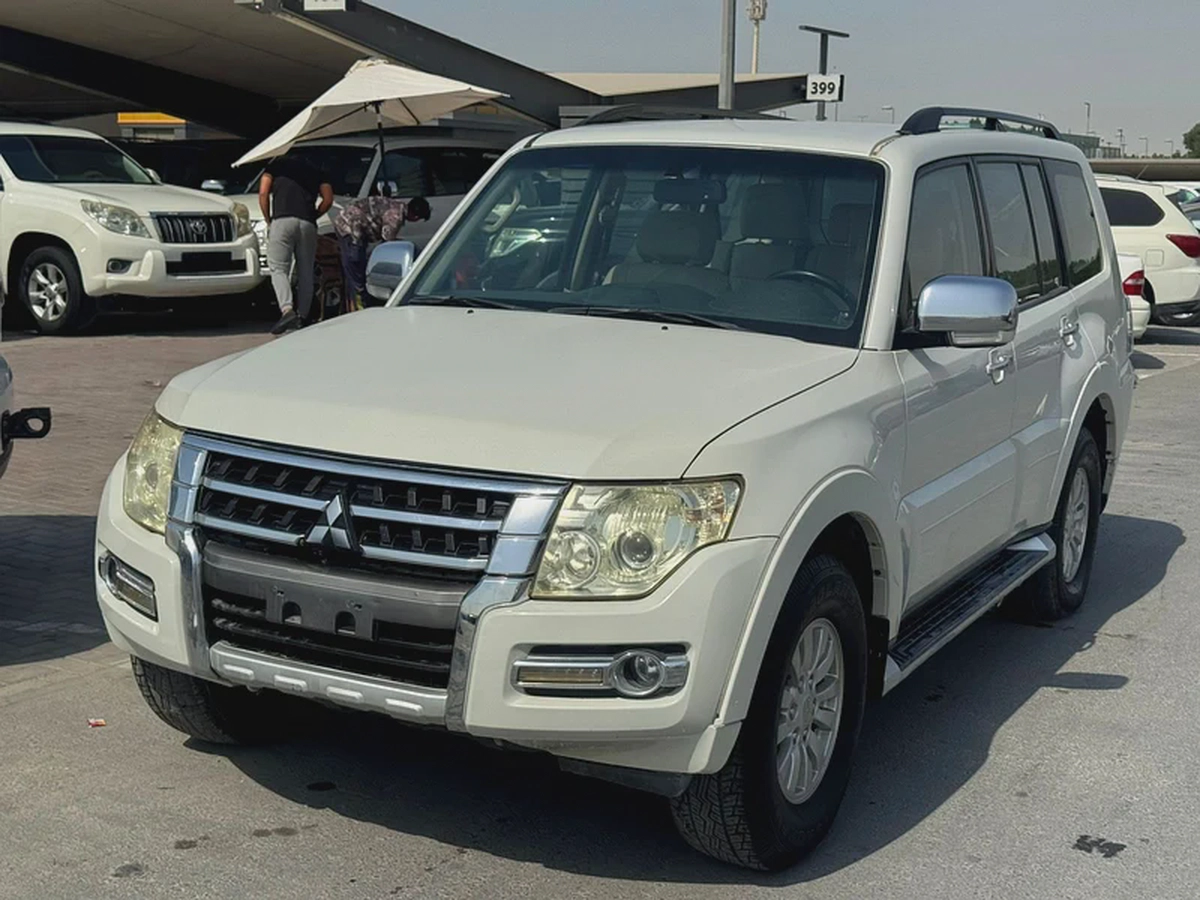Mitsubshi pajero 2015 white color GCC calen car