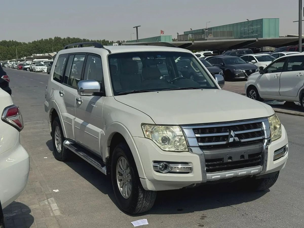 Mitsubshi pajero 2015 white color GCC calen car