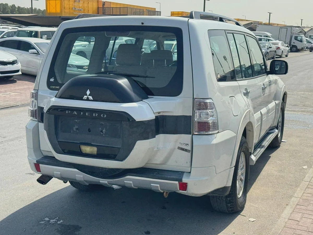Mitsubshi pajero 2015 white color GCC calen car