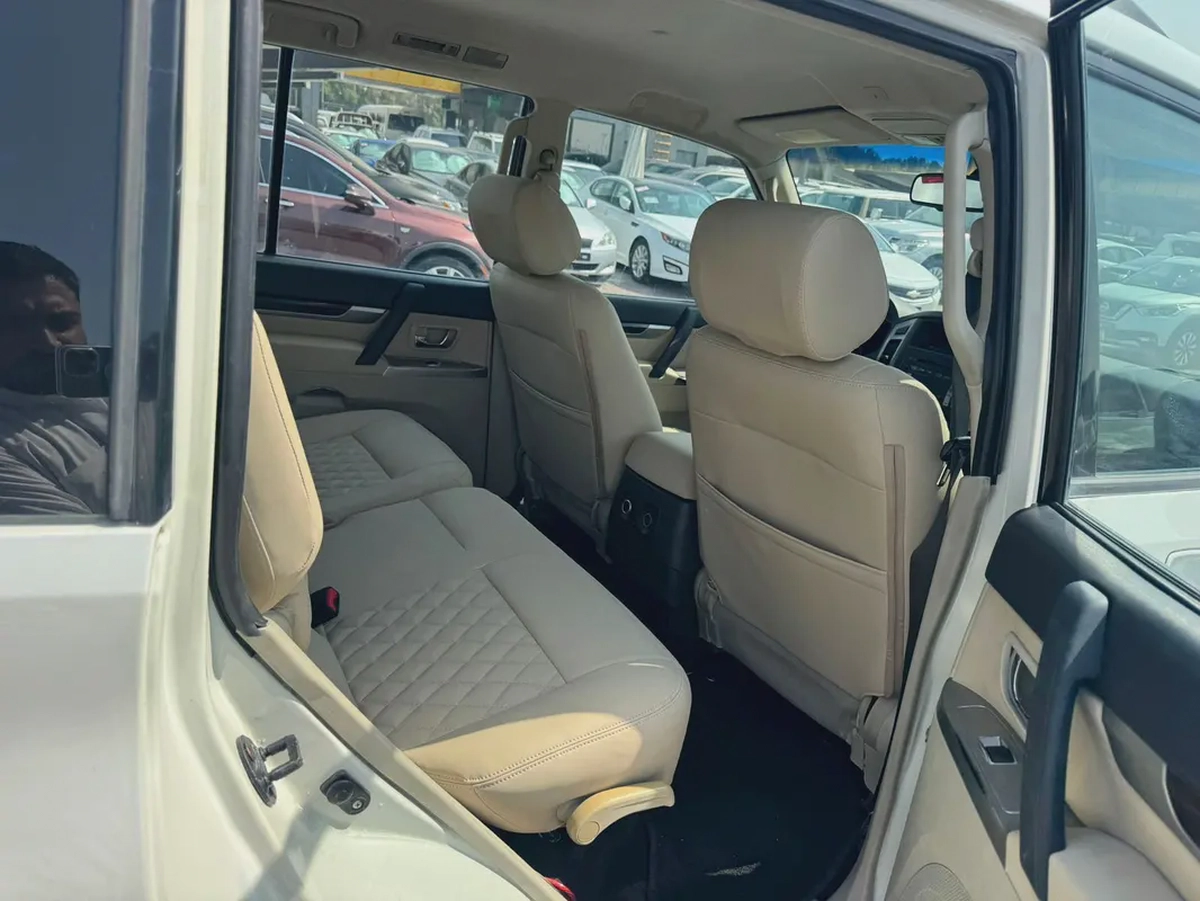 Mitsubshi pajero 2015 white color GCC calen car