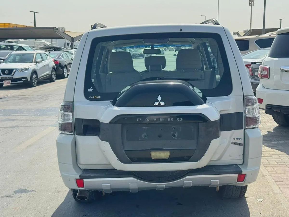 Mitsubshi pajero 2015 white color GCC calen car