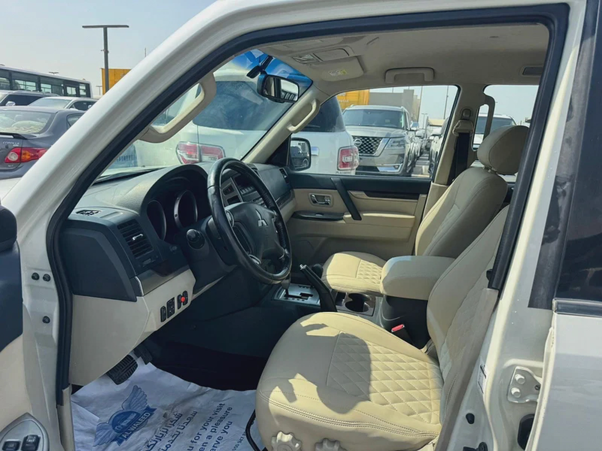 Mitsubshi pajero 2015 white color GCC calen car