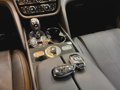 BENTAYGA AZURE / 5 YEARS WARRANTY / 10,000 Km / FULL OPTION-18