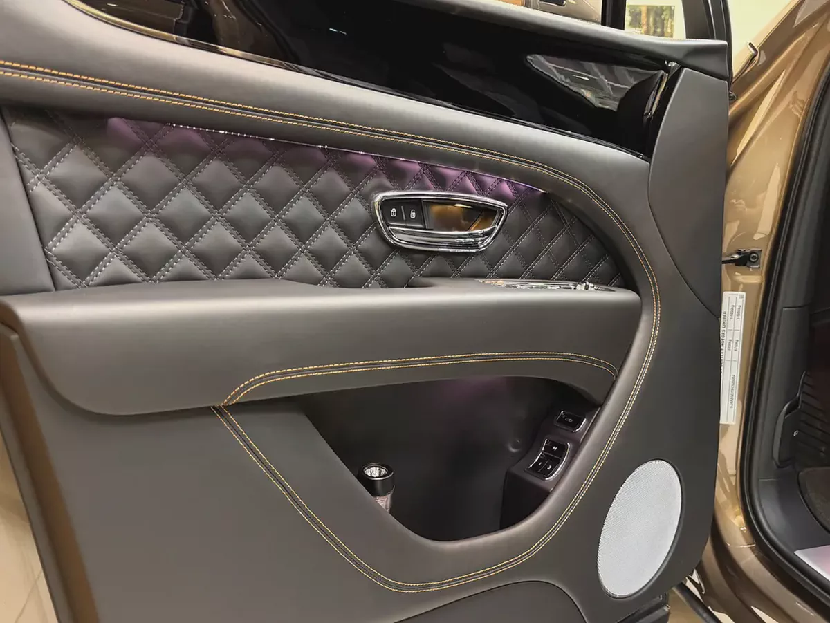BENTAYGA AZURE / 5 YEARS WARRANTY / 10,000 Km / FULL OPTION-11-11