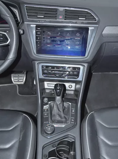 AED 2,280 EMi at 0% DP | Volkswagen Tiguan R-Line 4Motion ( 2024 Model ) in White Color GCC Specs-17