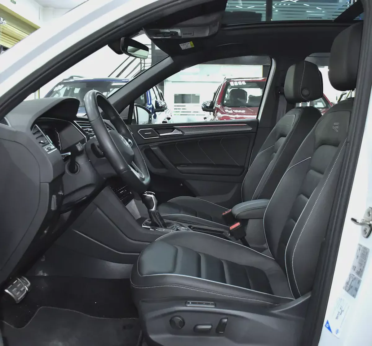 AED 2,280 EMi at 0% DP | Volkswagen Tiguan R-Line 4Motion ( 2024 Model ) in White Color GCC Specs-10-10