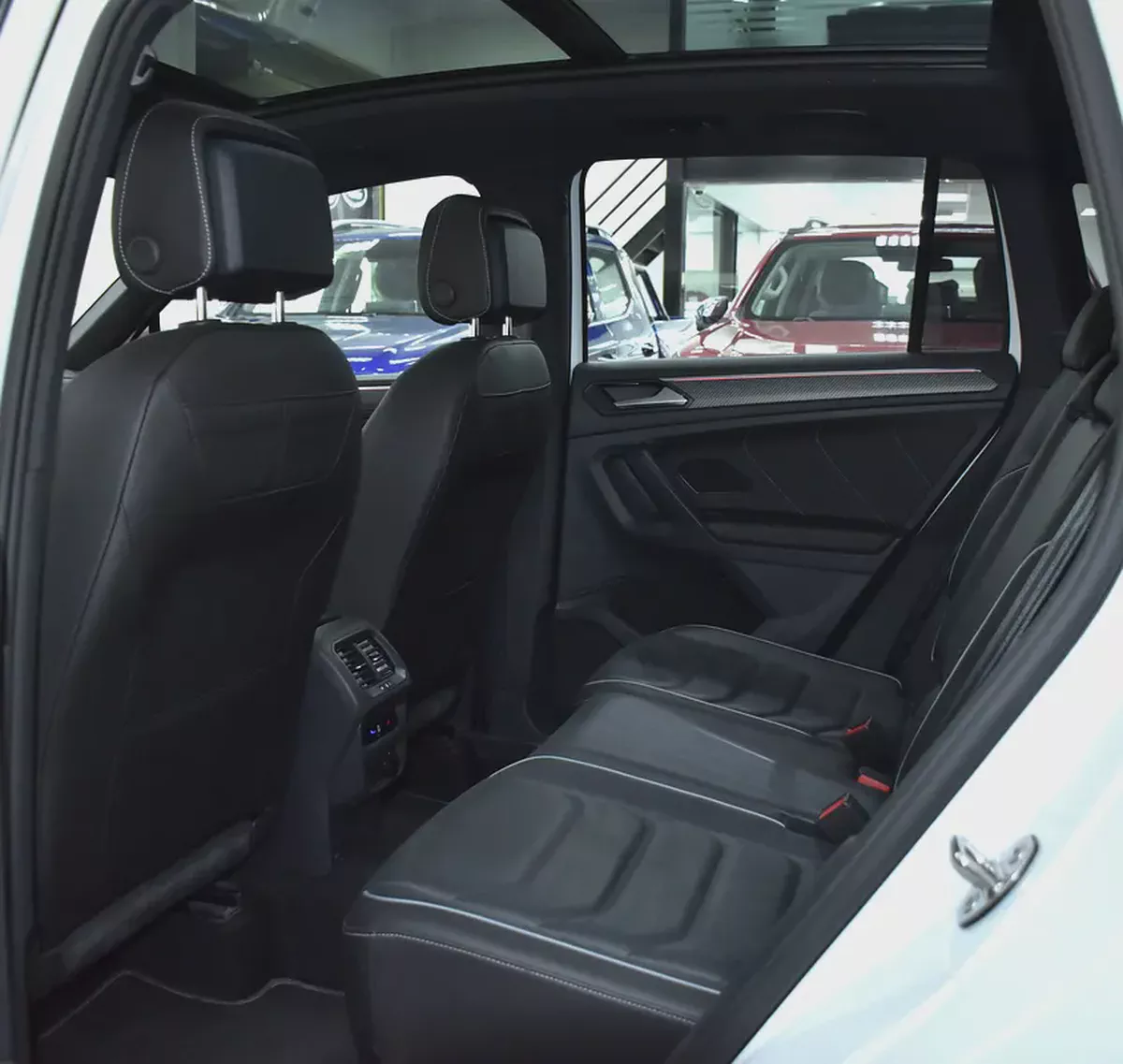 AED 2,280 EMi at 0% DP | Volkswagen Tiguan R-Line 4Motion ( 2024 Model ) in White Color GCC Specs-18-18