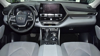 Toyota Highlander Hybrid GLE ( 2023 Model ) in White Color GCC Specs-3