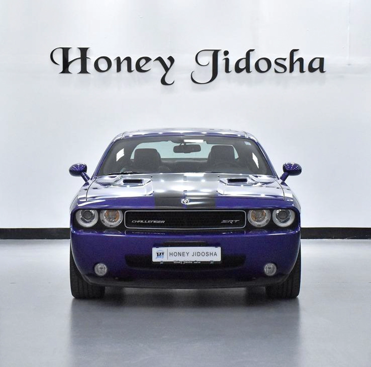 Dodge Challenger SRT8 6.1 HEMI ( 2010 Model ) in Purple / Violet Color GCC Specs