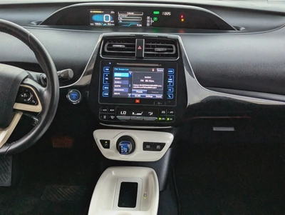 Toyota Prius Iconic 2017 - GCC Specs Full Option With Navigation and Leather Seats-11