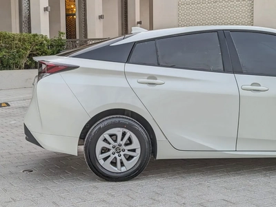 Toyota Prius Iconic 2017 - GCC Specs Full Option With Navigation and Leather Seats-16