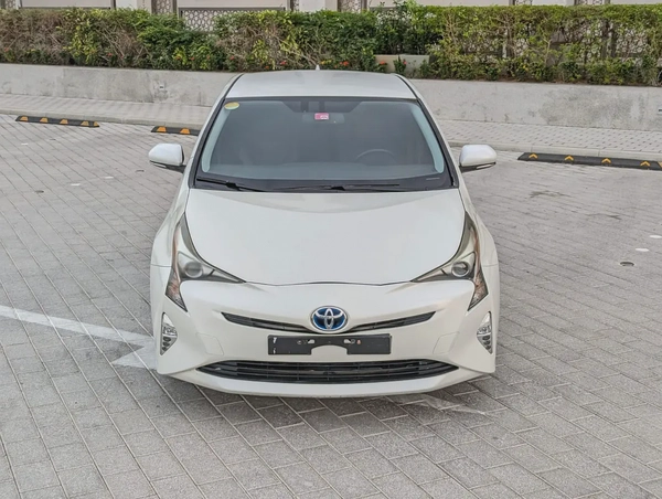 Toyota Prius Iconic 2017 - GCC Specs Full Option With Navigation and Leather Seats