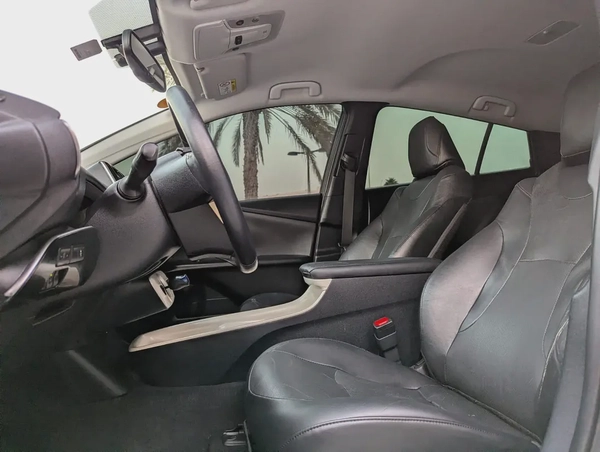 Toyota Prius Iconic 2017 - GCC Specs Full Option With Navigation and Leather Seats
