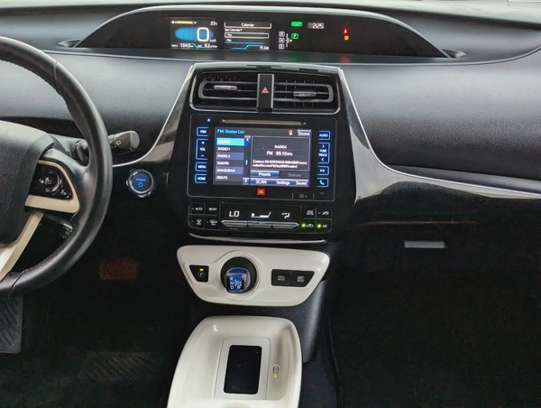 Toyota Prius Iconic 2017 - GCC Specs Full Option With Navigation and Leather Seats
