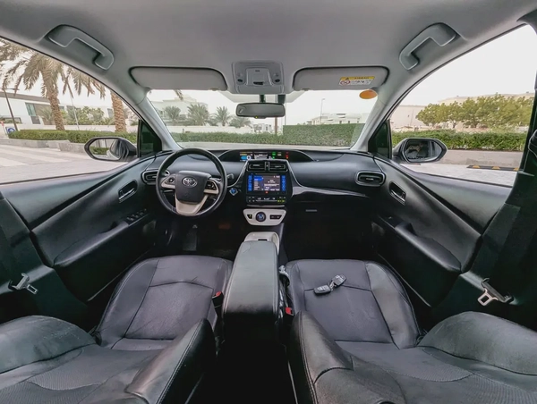 Toyota Prius Iconic 2017 - GCC Specs Full Option With Navigation and Leather Seats