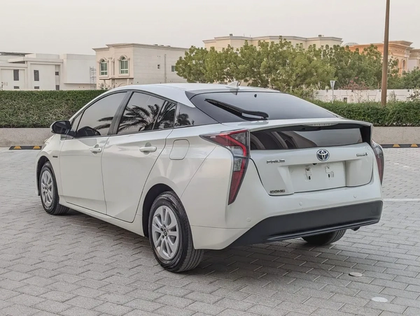 Toyota Prius Iconic 2017 - GCC Specs Full Option With Navigation and Leather Seats