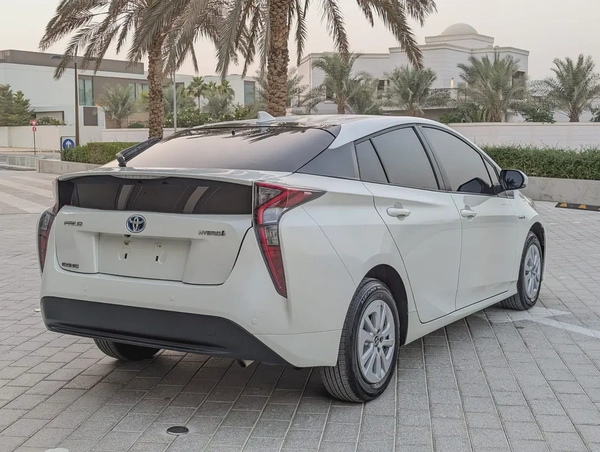 Toyota Prius Iconic 2017 - GCC Specs Full Option With Navigation and Leather Seats