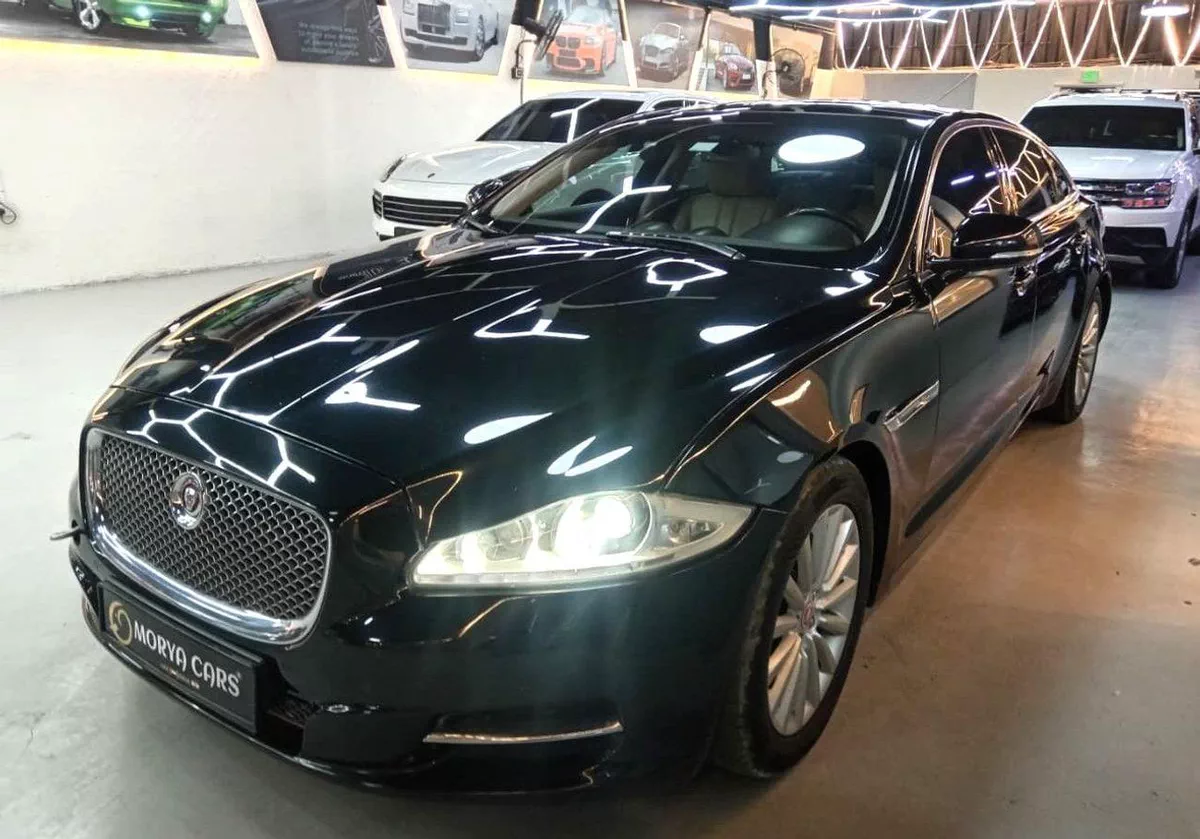 Jaguar XJ LUXURY LWB (LWB) - GCC Specs - Pristine Condition-2-0