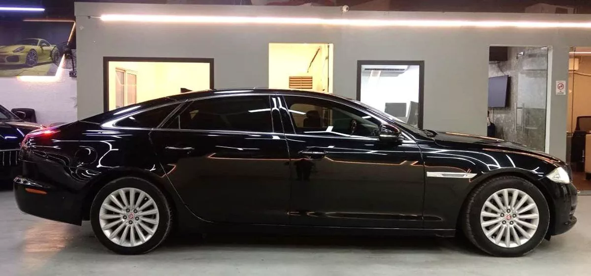 Jaguar XJ LUXURY LWB (LWB) - GCC Specs - Pristine Condition-6-0