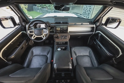 Land Rover Defender 110 2023-8