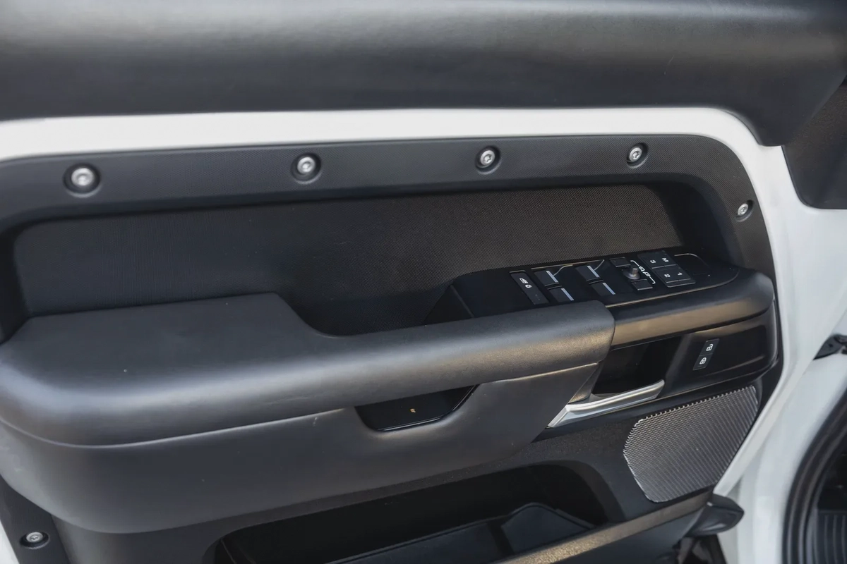 Land Rover Defender 110 2023-18-18