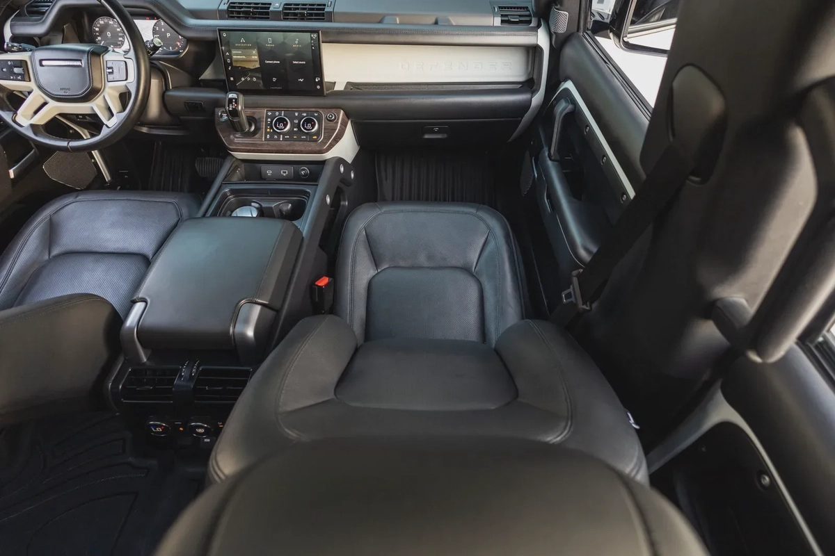 Land Rover Defender 110 2023-17-17
