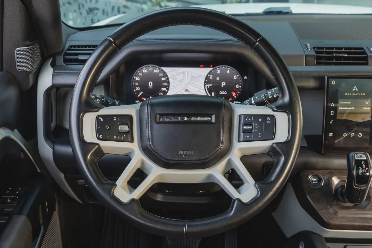 Land Rover Defender 110 2023-10-10