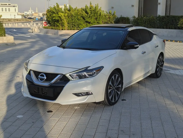 Nissan Maxima SR 2016 - GCC Specs Premium Condition Full Option Top With Navigation Low KM Car