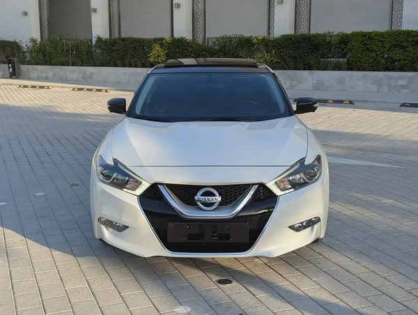Nissan Maxima SR 2016 - GCC Specs Premium Condition Full Option Top With Navigation Low KM Car