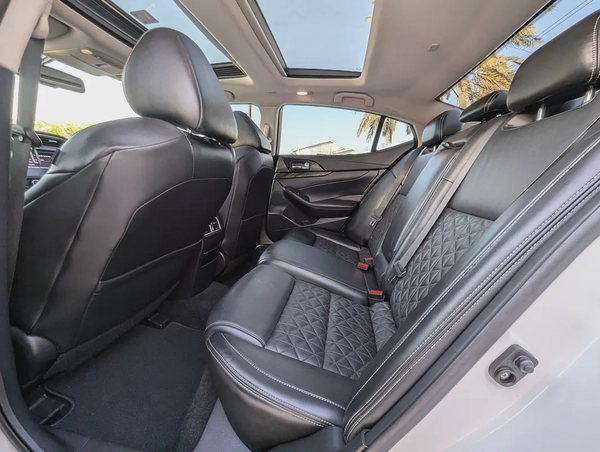 Nissan Maxima SR 2016 - GCC Specs Premium Condition Full Option Top With Navigation Low KM Car