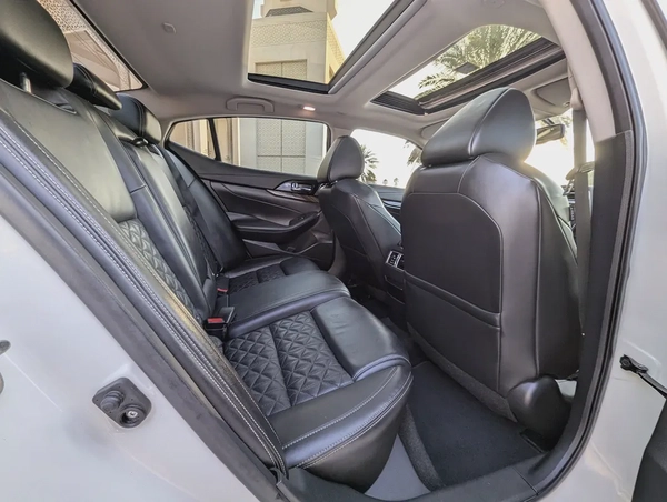 Nissan Maxima SR 2016 - GCC Specs Premium Condition Full Option Top With Navigation Low KM Car