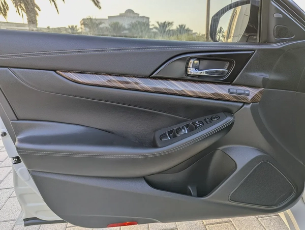 Nissan Maxima SR 2016 - GCC Specs Premium Condition Full Option Top With Navigation Low KM Car