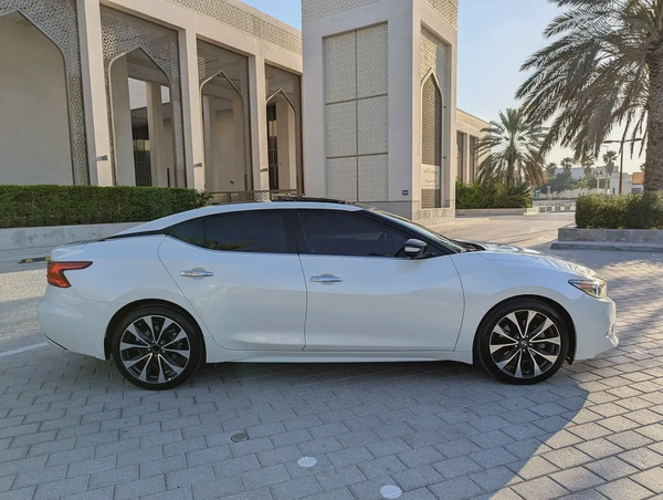Nissan Maxima SR 2016 - GCC Specs Premium Condition Full Option Top With Navigation Low KM Car