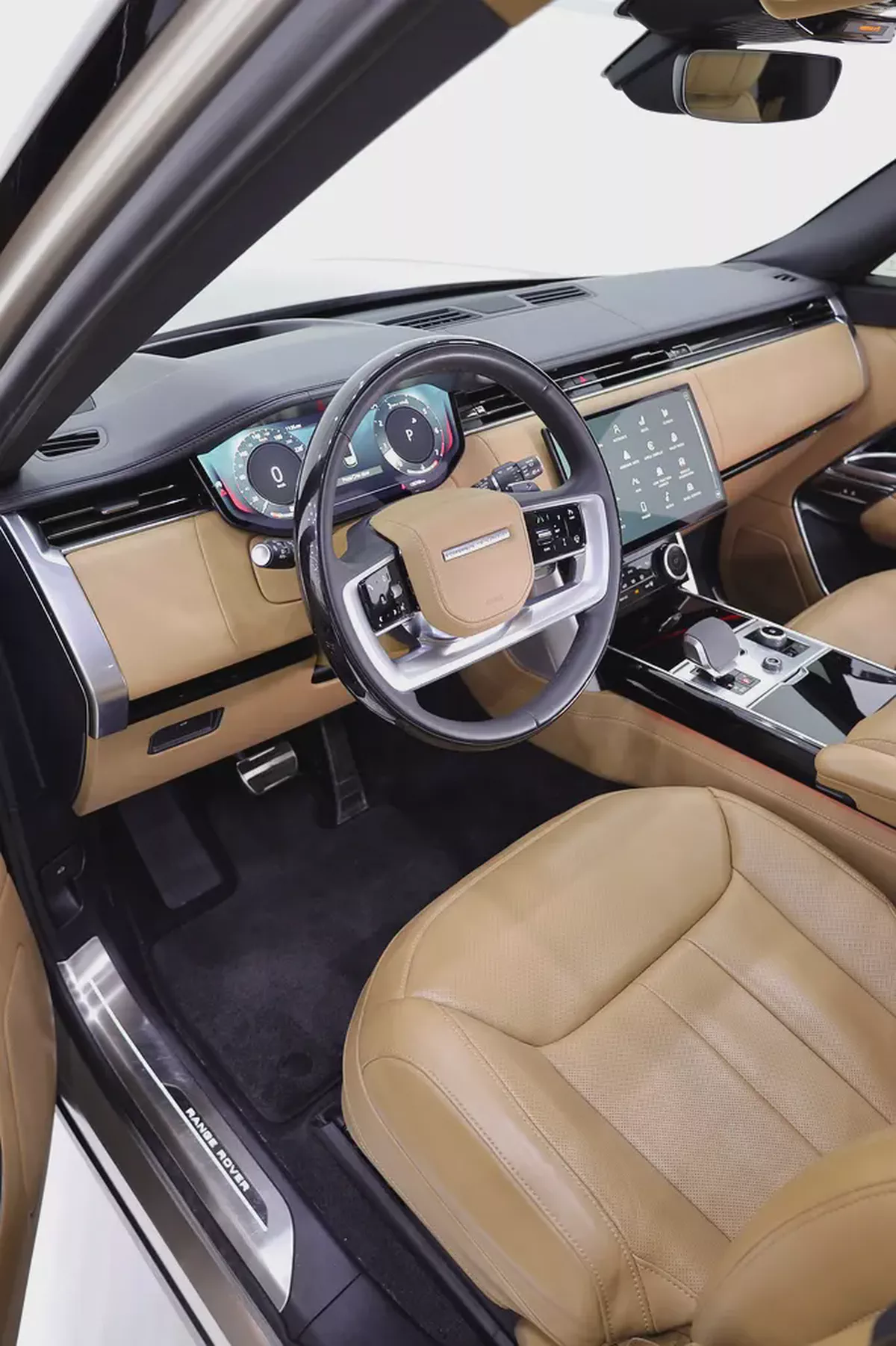 RANGE ROVER V8 P530 LIKE NEW + FULLY LOADED-4-4