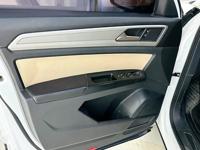 VOLKSWAGEN TERAMOUNT 2018 GCC SPECS BEST FAMILY CAR SHOWROOM CONDITION-1