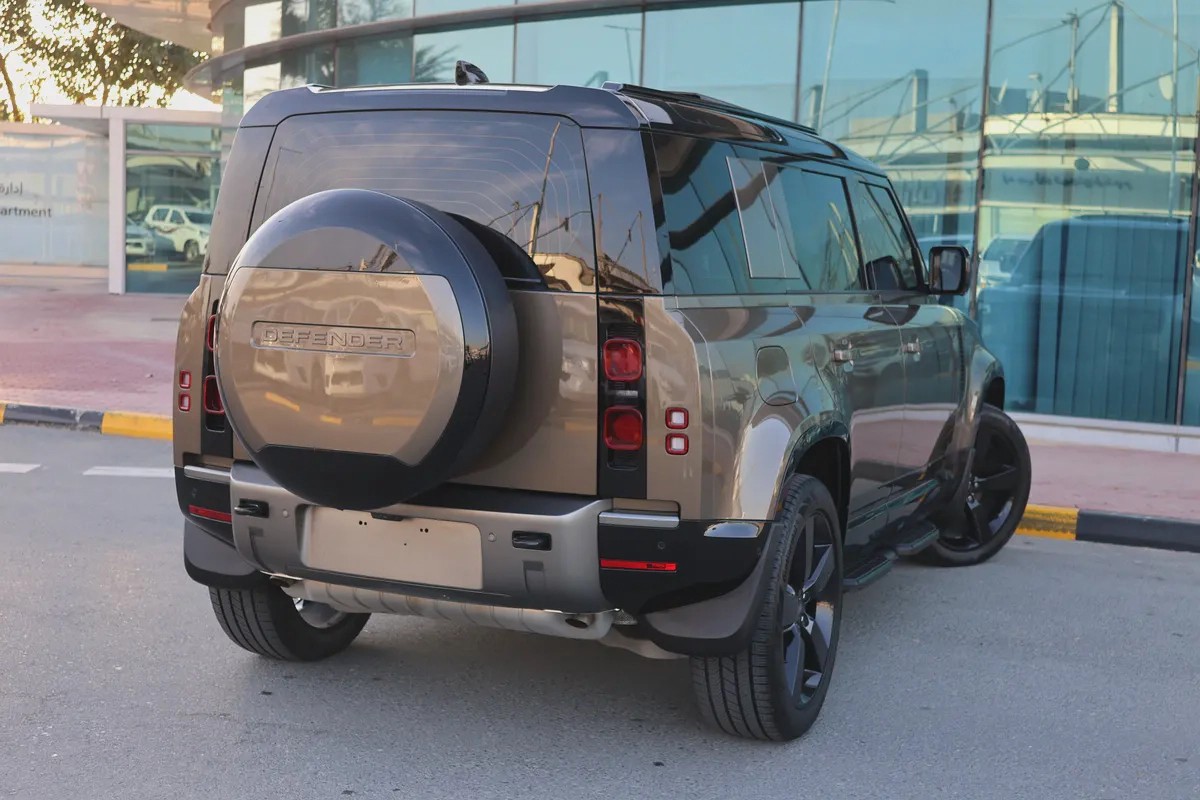 LAND ROVER DEFENDER ( 110 X-DYNAMIC HSE ) - GCC SPECS - 5 YEARS UNDER WARRANTY - ACCIDENT FREE --5-5