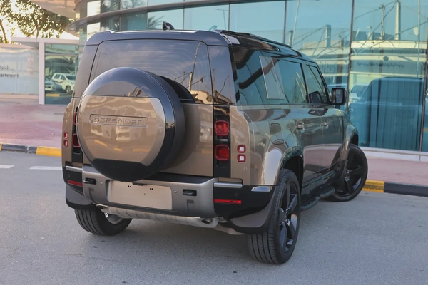 LAND ROVER DEFENDER ( 110 X-DYNAMIC HSE ) - GCC SPECS - 5 YEARS UNDER WARRANTY - ACCIDENT FREE -