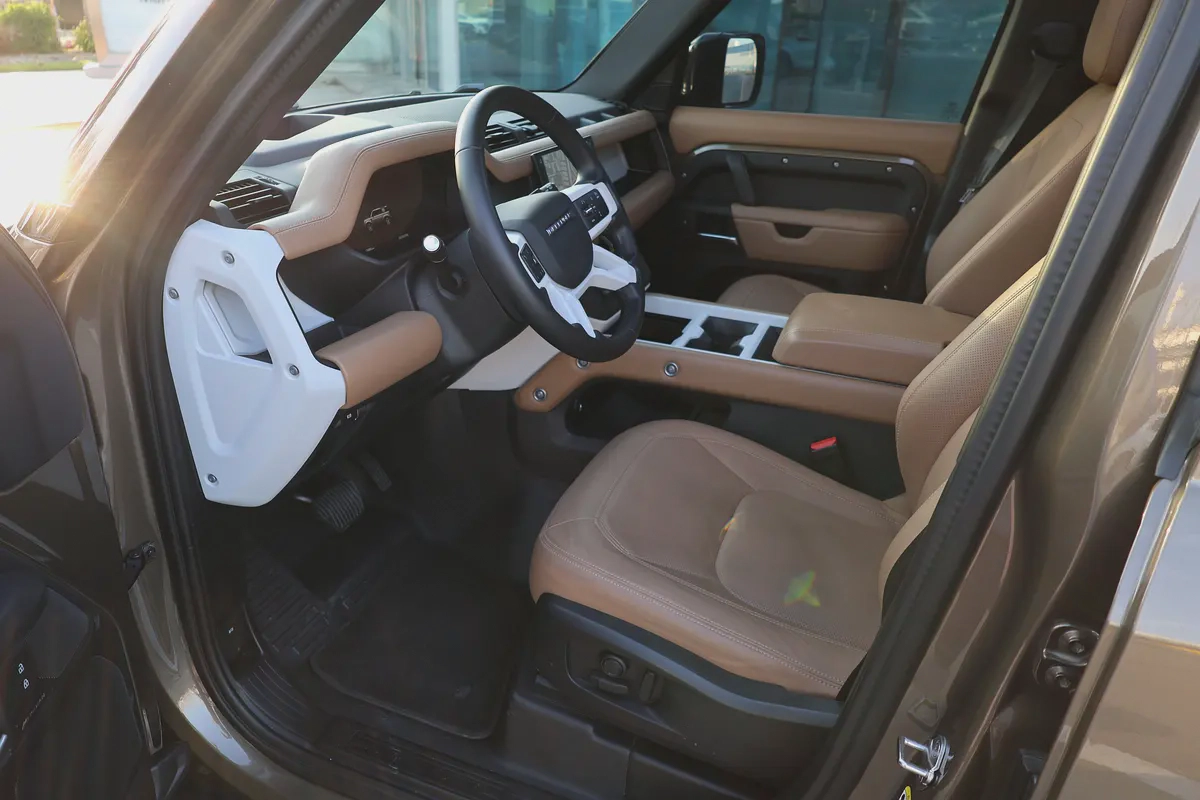 LAND ROVER DEFENDER ( 110 X-DYNAMIC HSE ) - GCC SPECS - 5 YEARS UNDER WARRANTY - ACCIDENT FREE --10-10