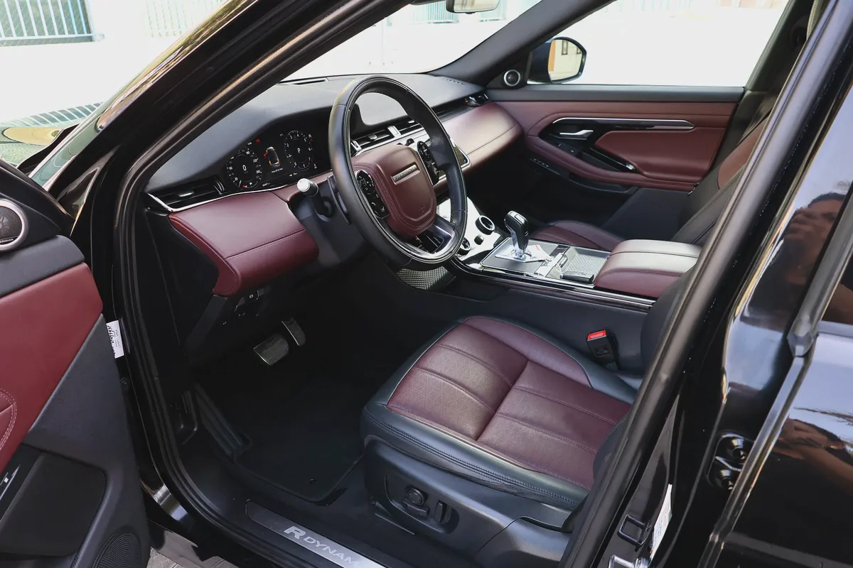 EVOQUE P250 HSE - GCC SPECS - FULL SERVICE HISTORY - ACCIDENT FREE - UNDER WARRANTY --11-11